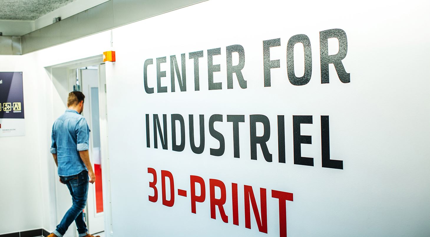 Mand går gennem dør til 3D-print center